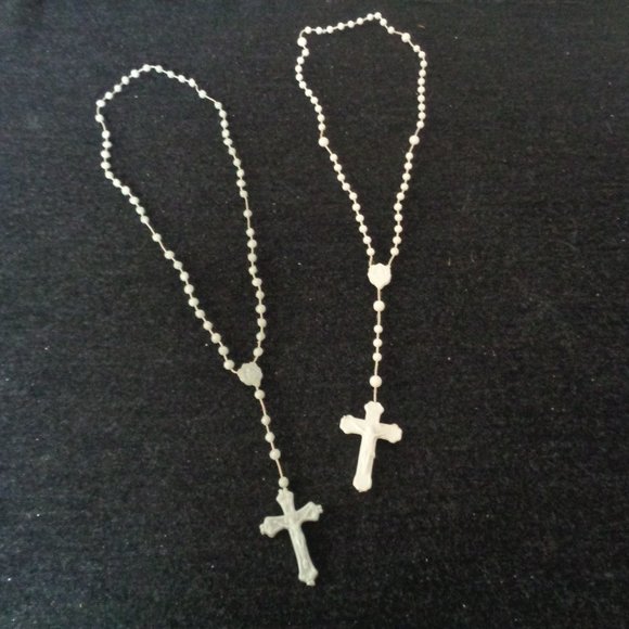 VINTAGE PLASTIC CATHOLIC ROSARYS - Picture 1 of 5